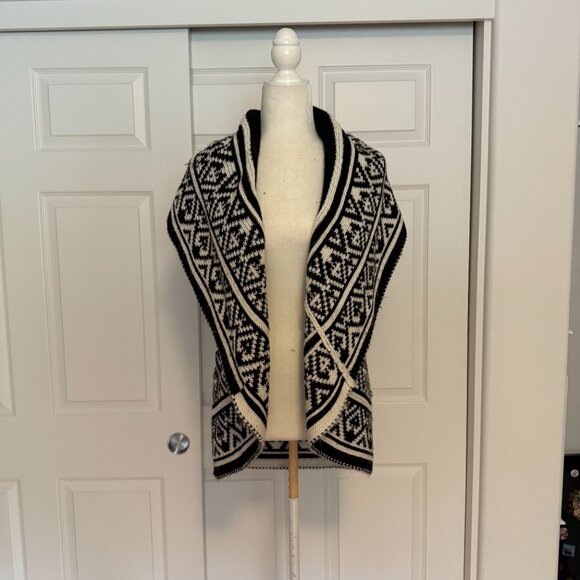 Questions Black & White Patterned Waterfall Sleeveless Cardigan Vest - Picture 4 of 10